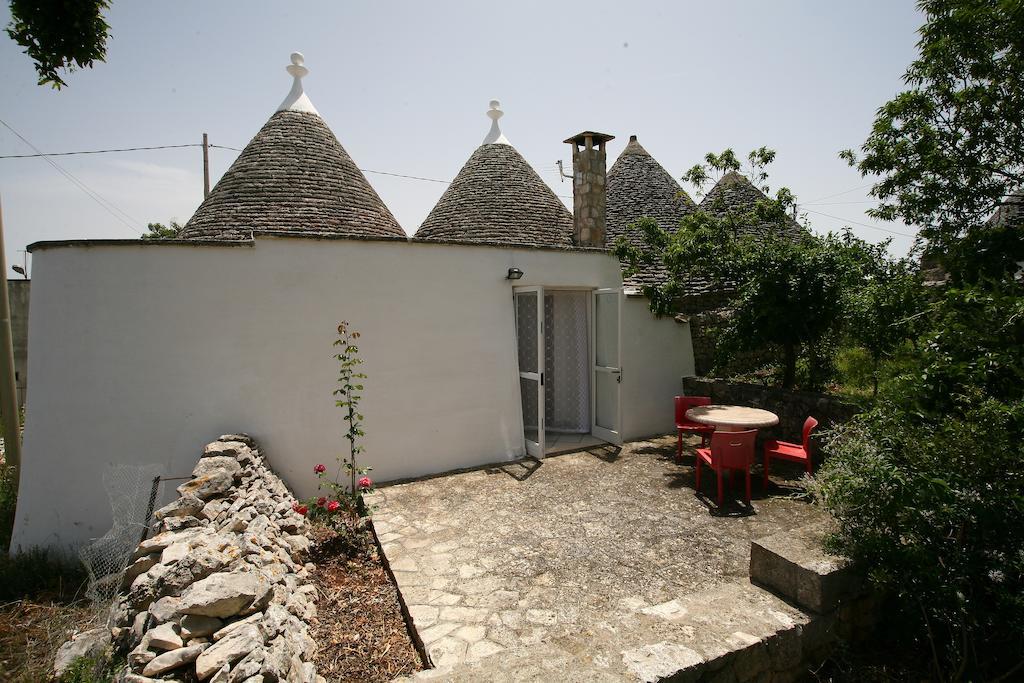 Trulli Convertini Локоротондо Стая снимка