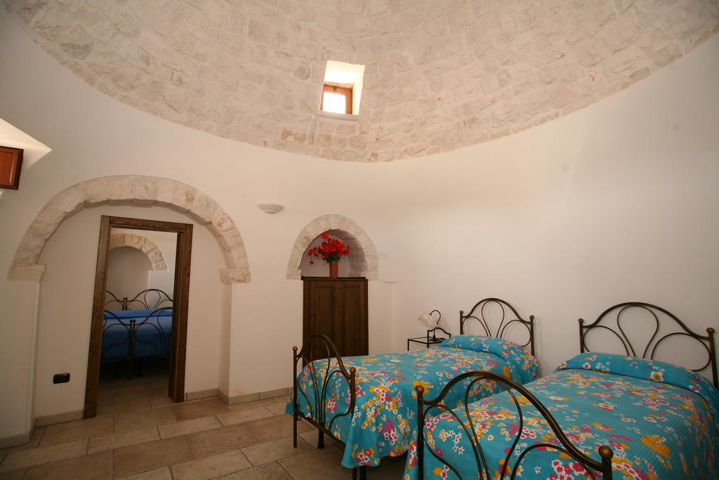 Trulli Convertini Локоротондо Стая снимка