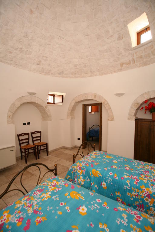 Trulli Convertini Локоротондо Стая снимка