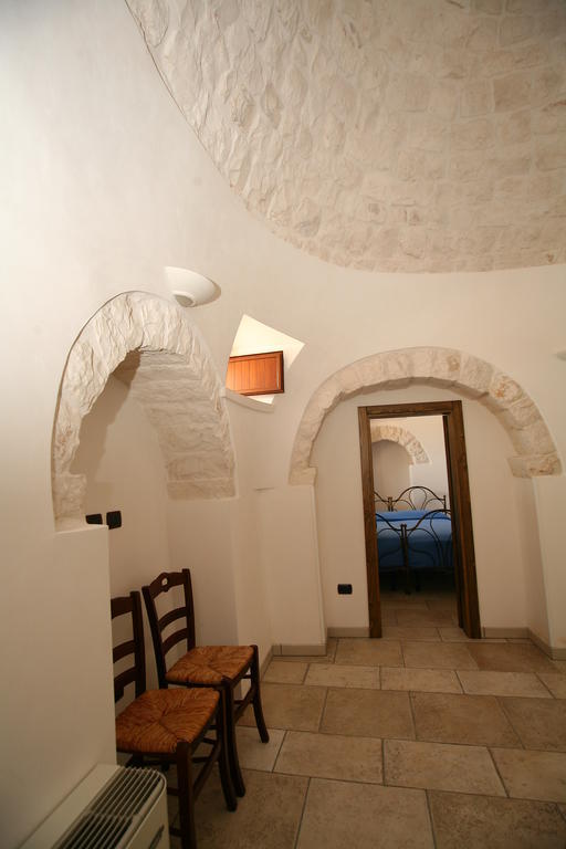 Trulli Convertini Локоротондо Стая снимка