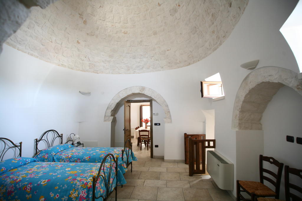 Trulli Convertini Локоротондо Стая снимка